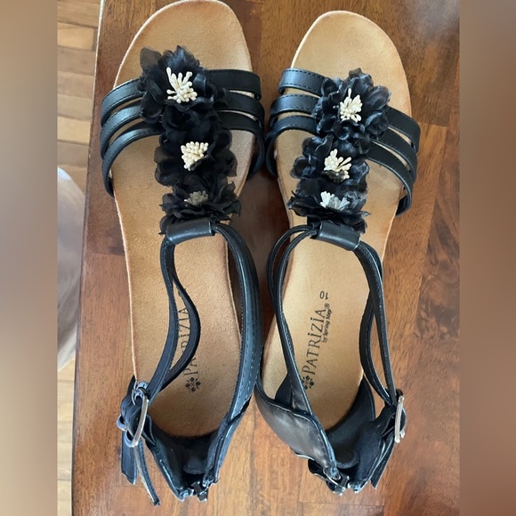 NWOB Patrizia Spring Step Wedge Sandals Size 10 Black With White Flowers Zipper - Picture 7 of 9